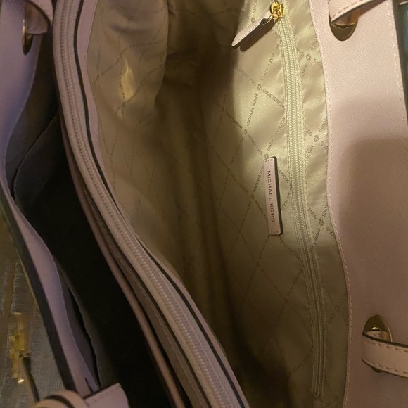 Micheal Kors Tote - Picture 3 of 4